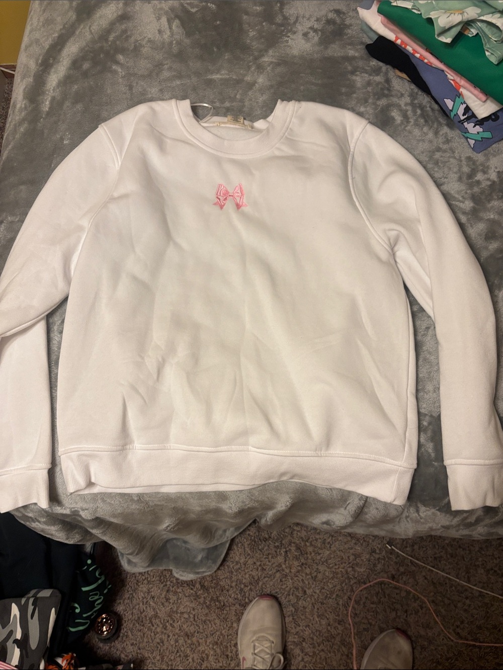 Classic White Crewneck Sweatshirt with Pink Bow Detail